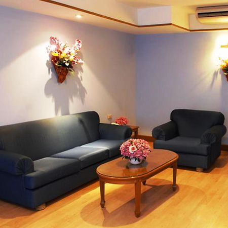 Silom Village Inn Бангкок Екстер'єр фото