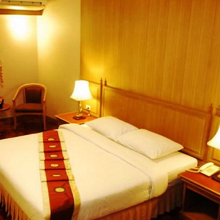 Silom Village Inn Бангкок Екстер'єр фото