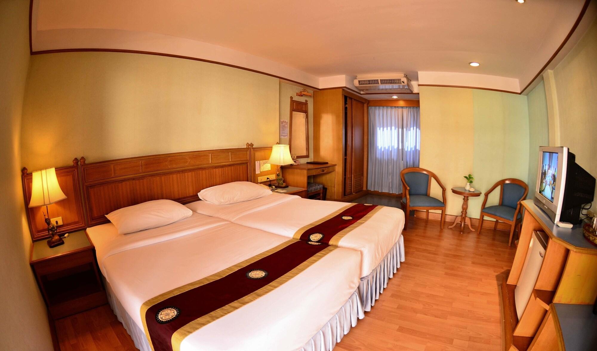 Silom Village Inn Бангкок Екстер'єр фото
