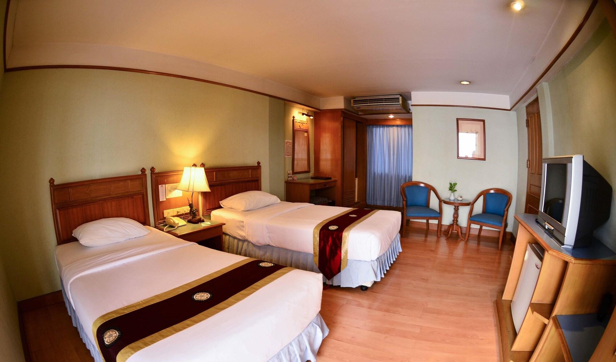 Silom Village Inn Бангкок Екстер'єр фото