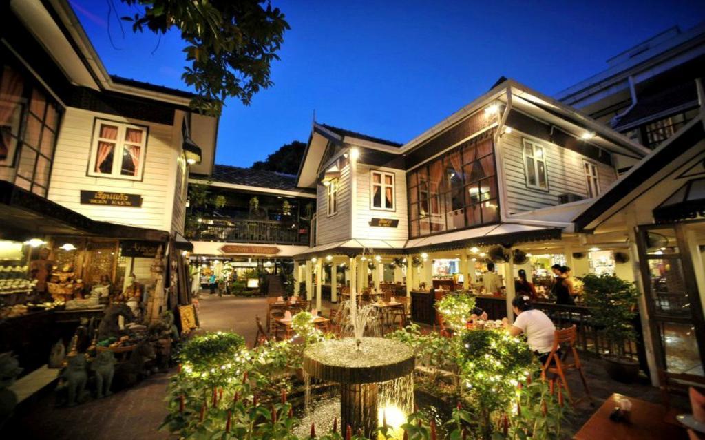 Silom Village Inn Бангкок Екстер'єр фото