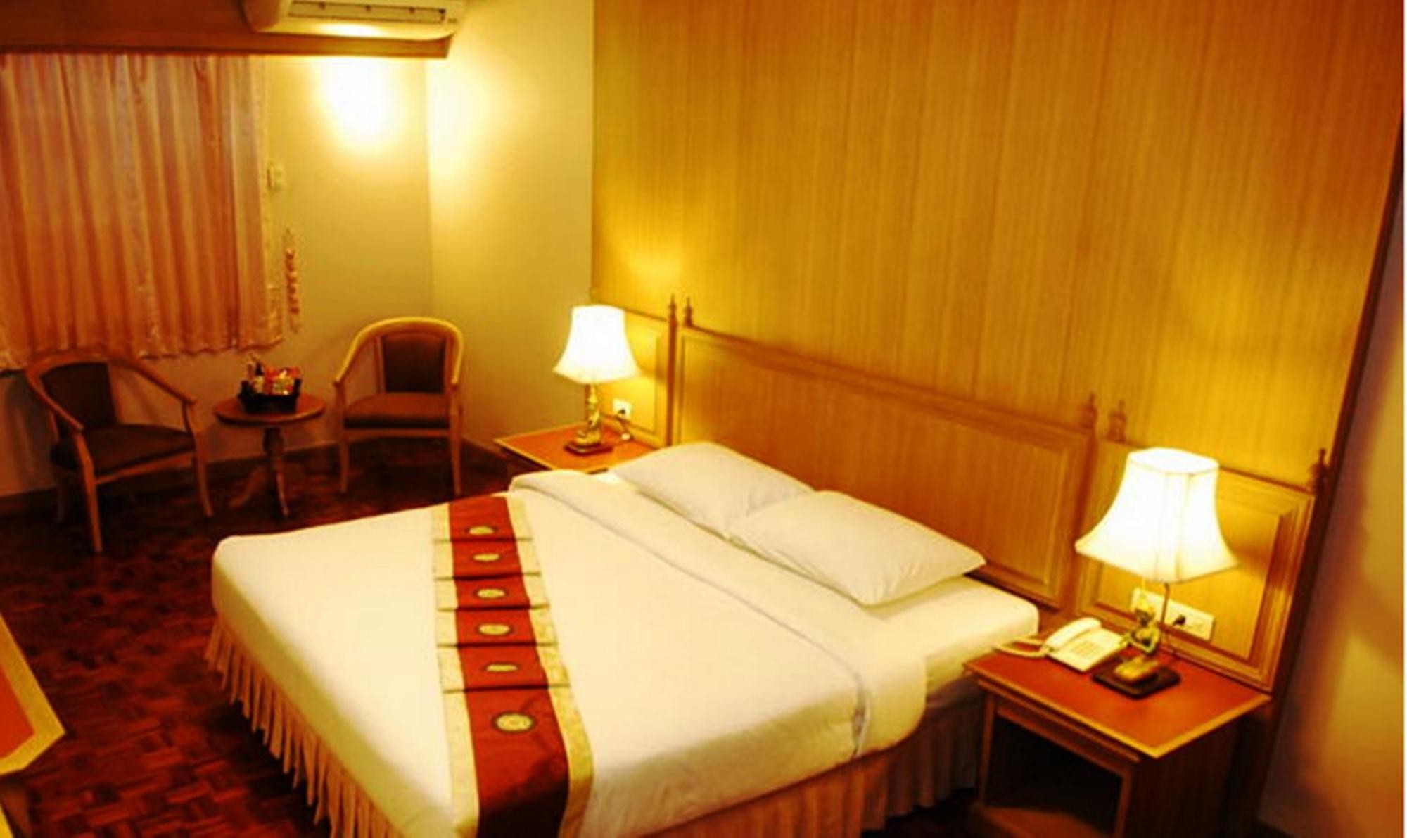 Silom Village Inn Бангкок Екстер'єр фото