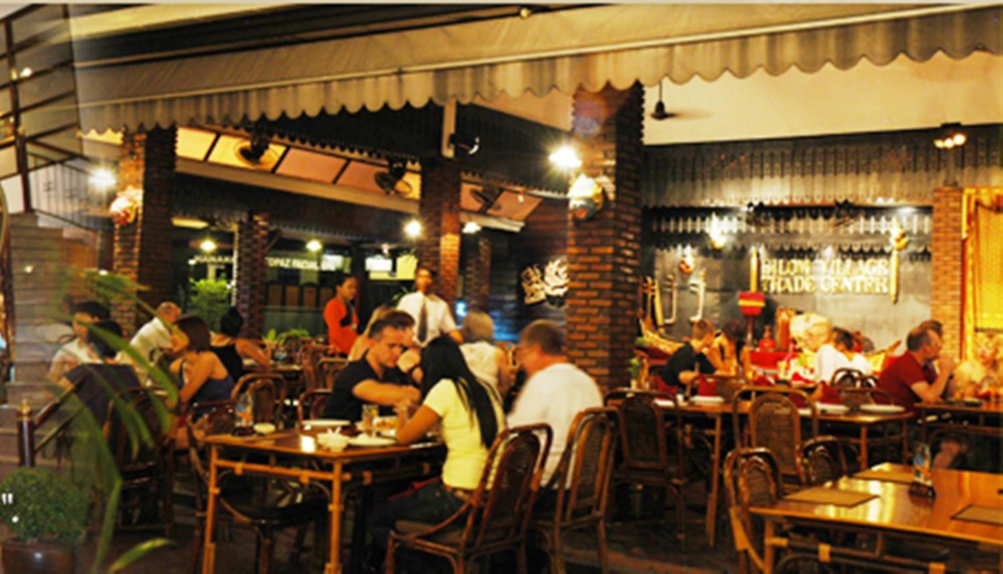 Silom Village Inn Бангкок Екстер'єр фото