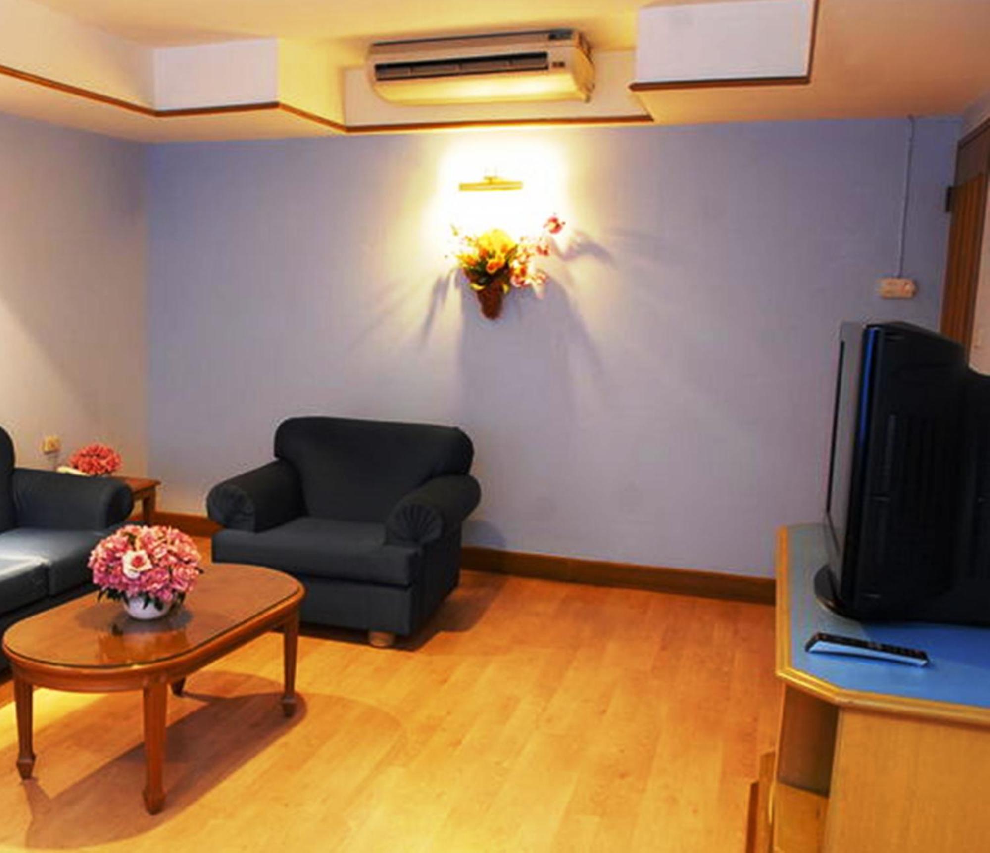 Silom Village Inn Бангкок Екстер'єр фото
