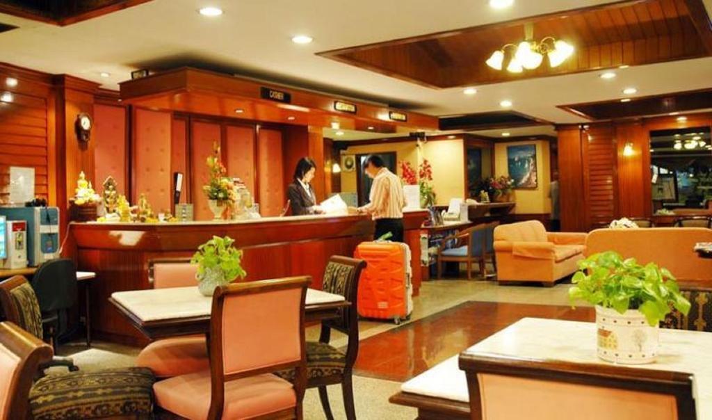 Silom Village Inn Бангкок Екстер'єр фото