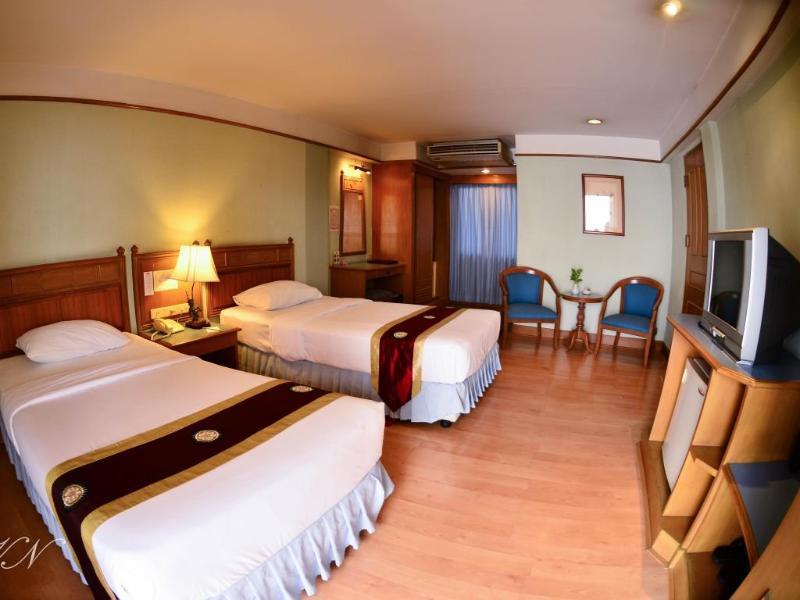 Silom Village Inn Бангкок Екстер'єр фото