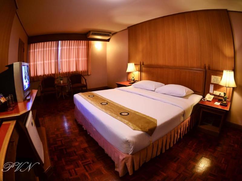 Silom Village Inn Бангкок Екстер'єр фото