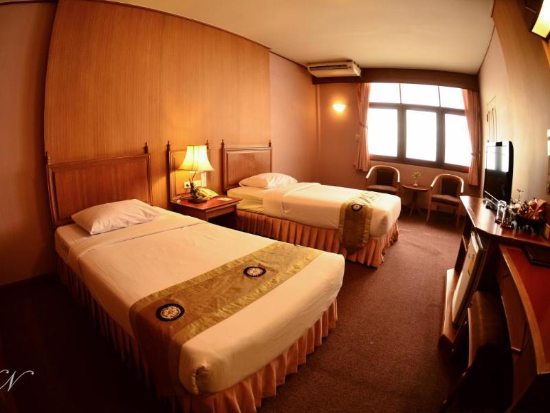 Silom Village Inn Бангкок Екстер'єр фото