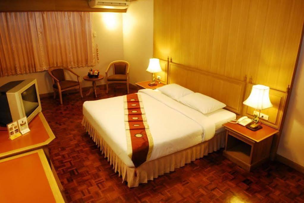 Silom Village Inn Бангкок Екстер'єр фото