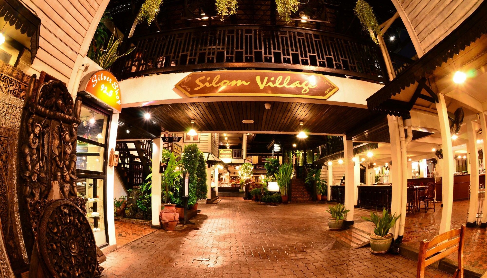 Silom Village Inn Бангкок Екстер'єр фото