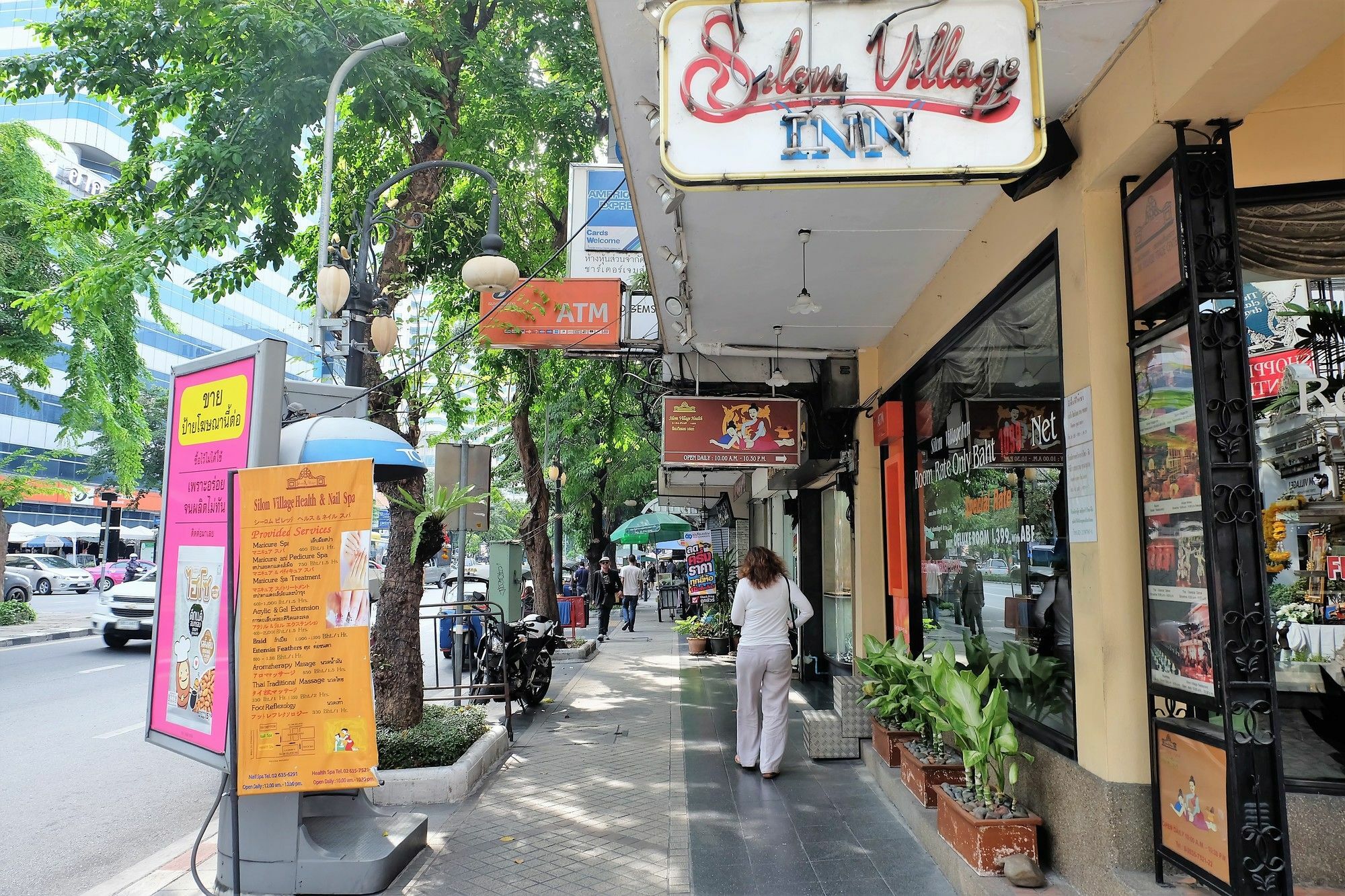 Silom Village Inn Бангкок Екстер'єр фото