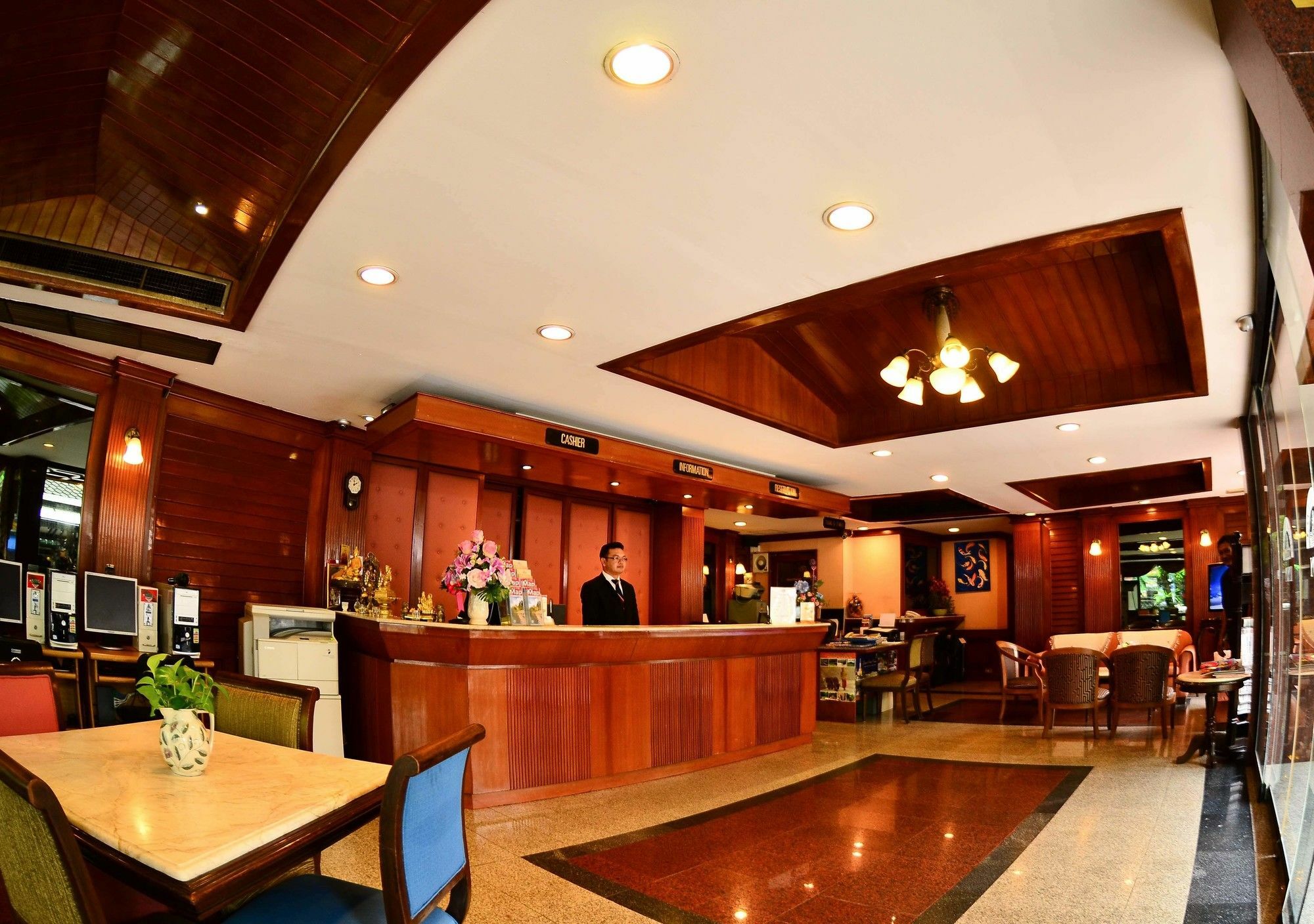 Silom Village Inn Бангкок Екстер'єр фото