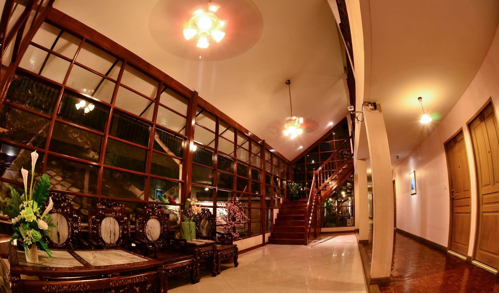 Silom Village Inn Бангкок Екстер'єр фото
