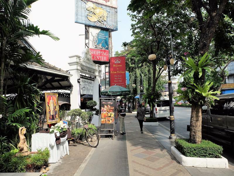 Silom Village Inn Бангкок Екстер'єр фото
