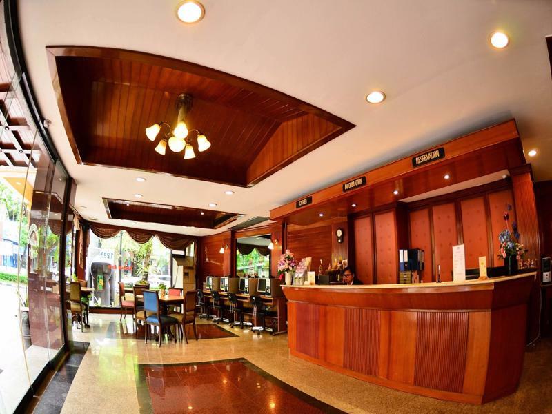 Silom Village Inn Бангкок Екстер'єр фото